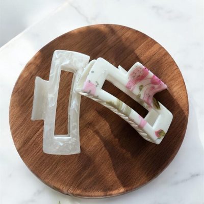 Pinces à cheveux effet marbré sur plateau bois