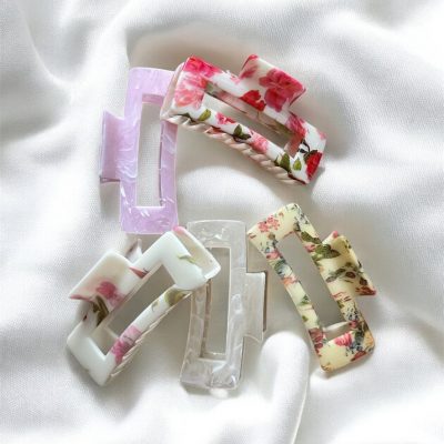 Accessoires cheveux pinces et chouchous satin sur fond marbre